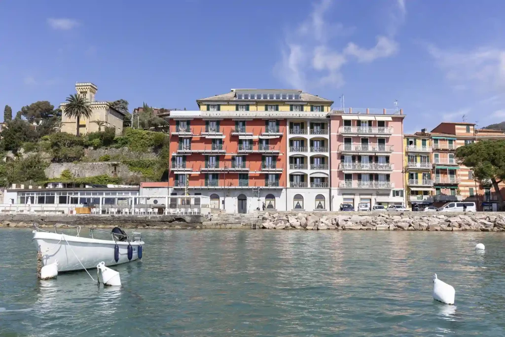 Nell'immagine, una vista frontale dell'esterno dell'Hotel Shelley e Delle Palme che si affaccia sul mare.